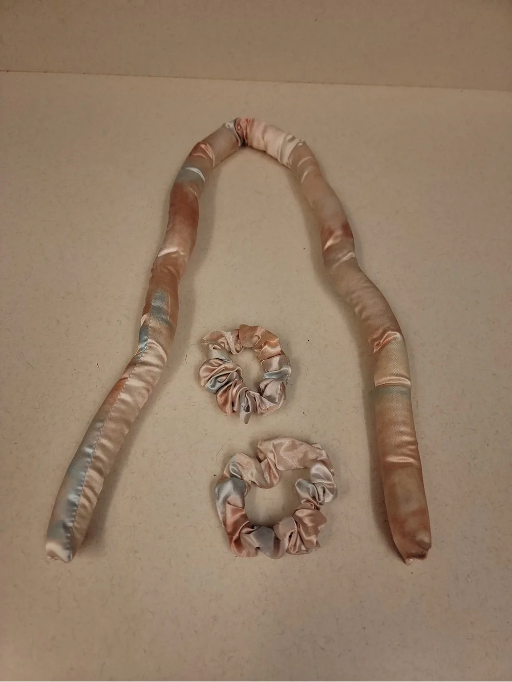 Kitsch Pastel Satin Heatless Curling Set with Two Scrunchies